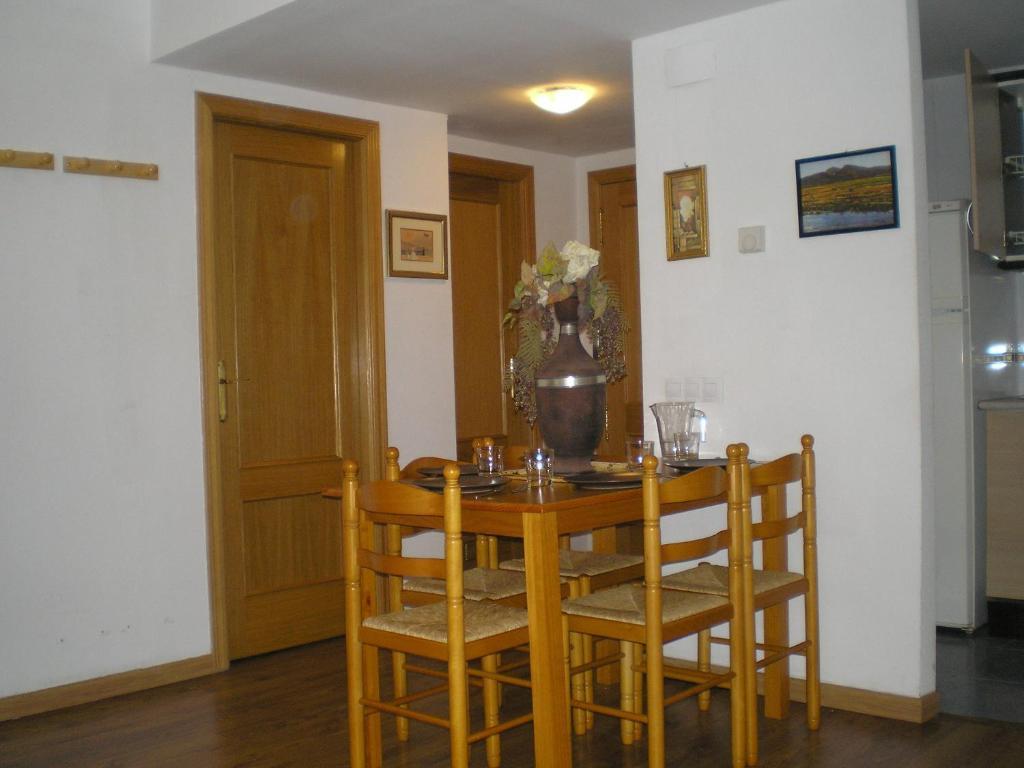 Apartamentos Turisticos Reyes Catolicos Сарагоса Стая снимка